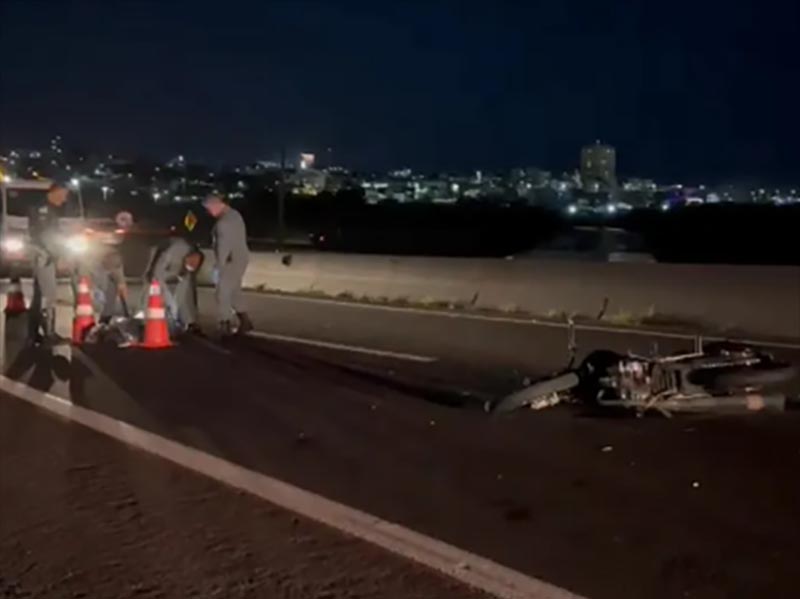 Homem morre em batida entre moto e carreta na Rodovia do Contorno em Marília