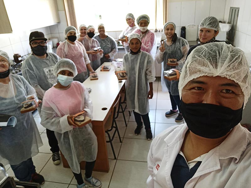 Curso de fabricação de Ovos de Páscoa em parceria com o SENAI acontece no CRAS III