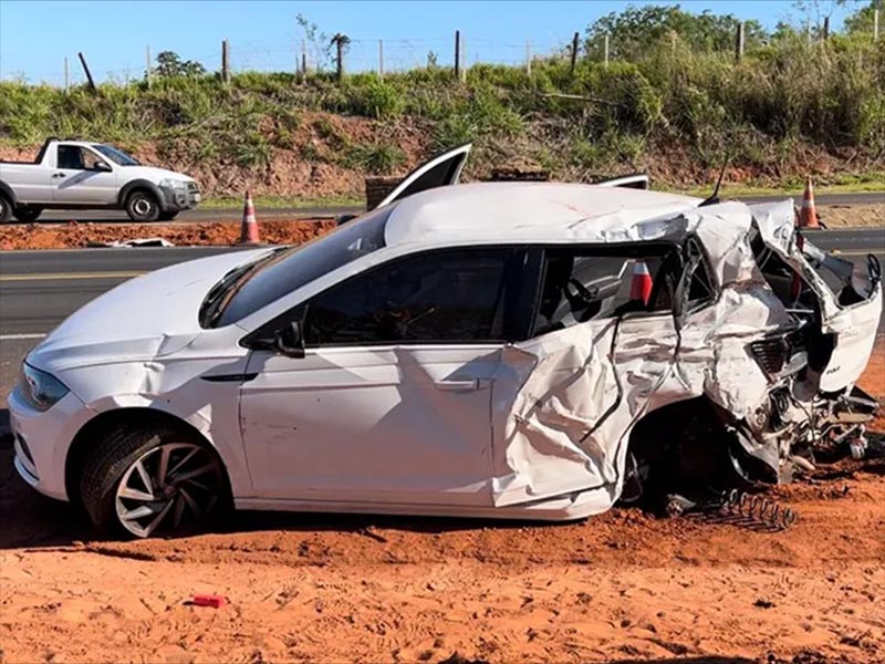 Jovem morre em acidente entre caminhão e carro de estudantes que voltava de formatura em Marília