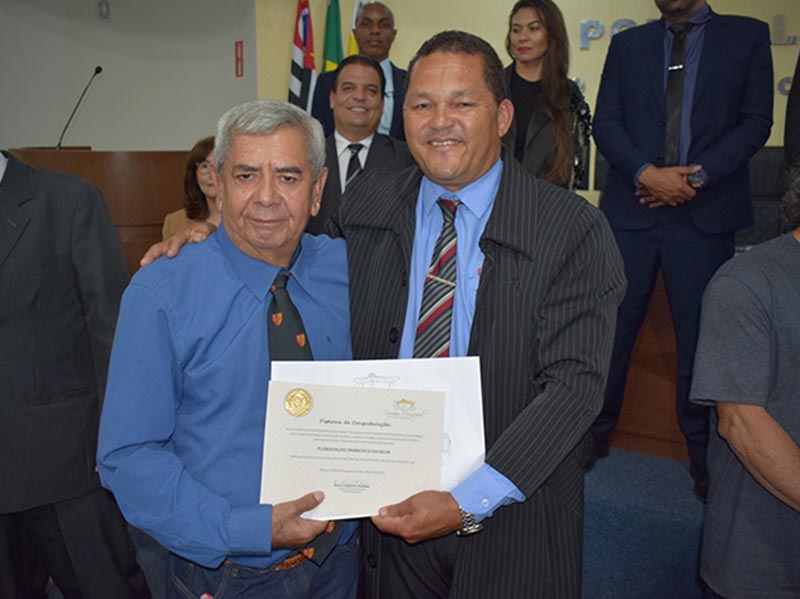 Câmara parabeniza escritor paraguaçuense por lançamento de livro