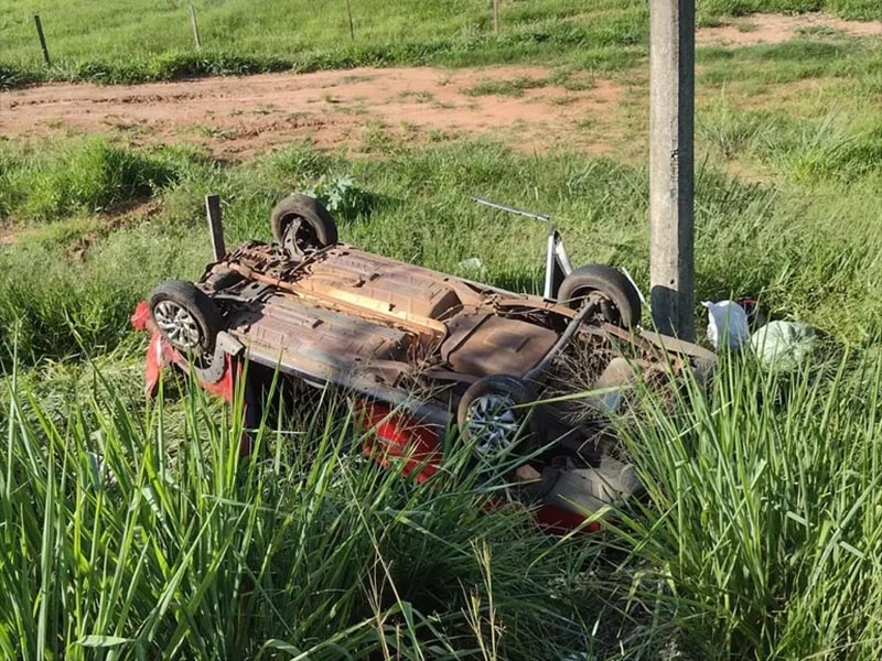 Capotamento de caminhonete deixa duas pessoas feridas em rodovia de Tupã