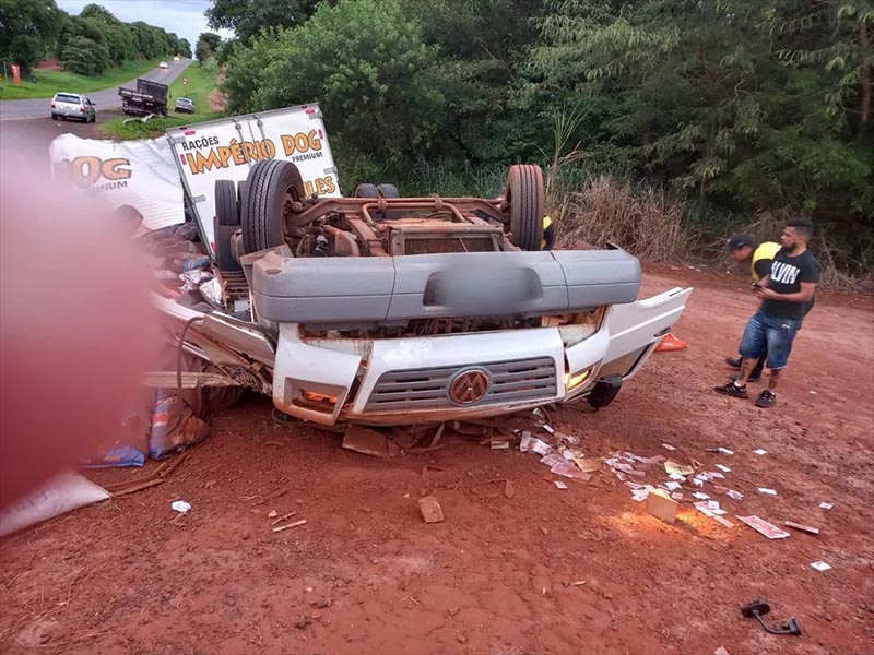 Caminhoneiro morre em acidente após ficar preso às ferragens em Ourinhos