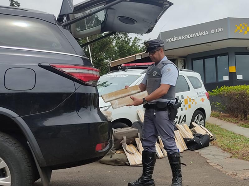 Casal é preso em flagrante com 150 tabletes de maconha em Assis