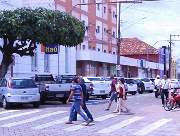 Com centro comercial movimentado, paraguaçuenses enfrentam dificuldades para estacionar