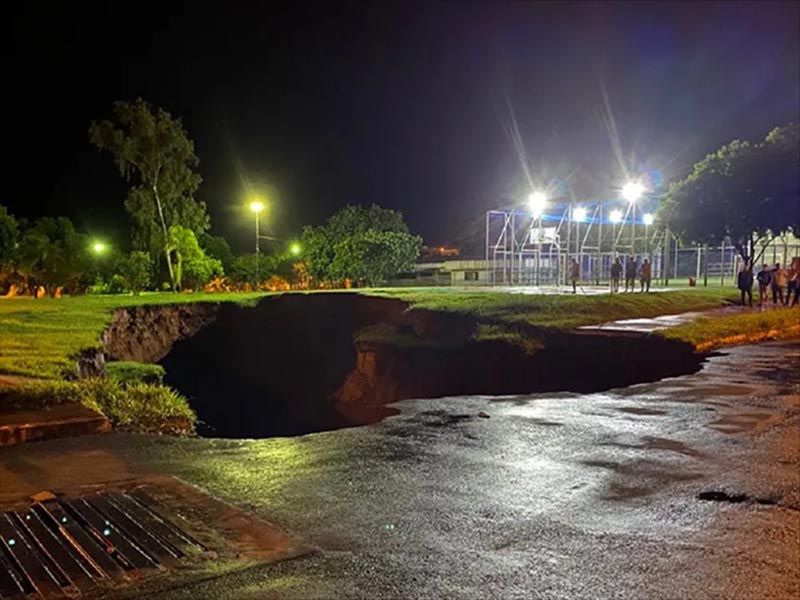 Cratera de cerca de 50 metros de diâmetro 'engole' praça de Tupã após forte chuva