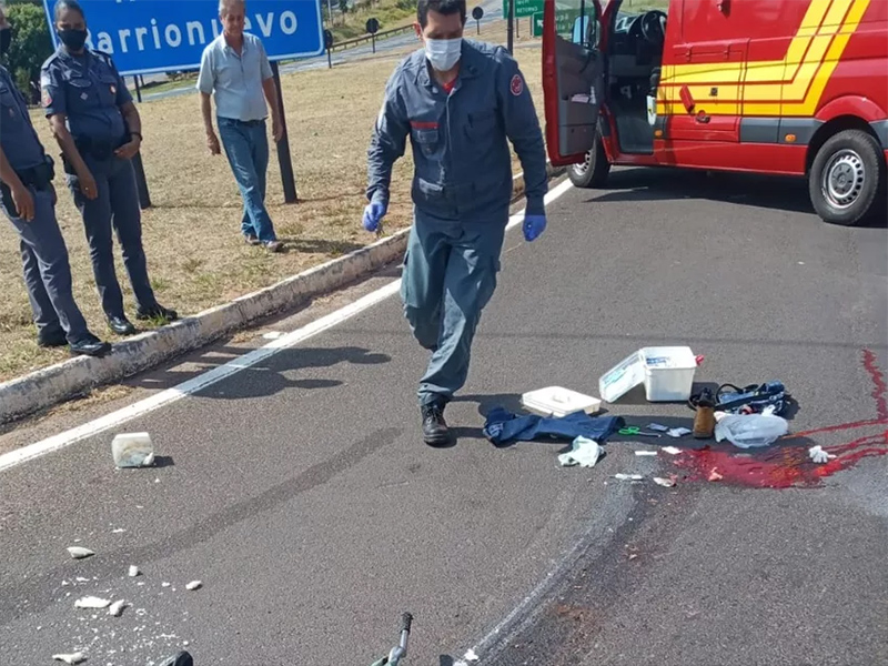 Ciclista de 70 anos fica ferido após ser atingido por caminhão em trevo da SP-294 em Tupã