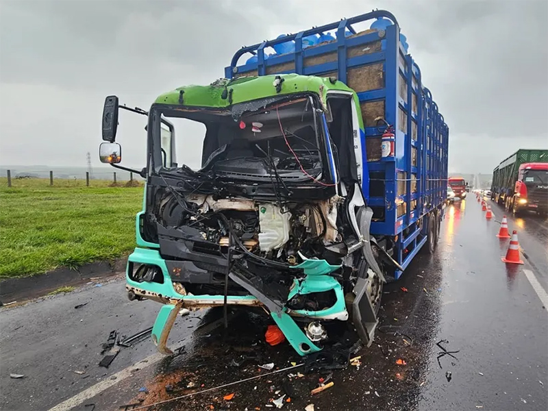 Motorista sofre ferimentos graves após colisão entre caminhões