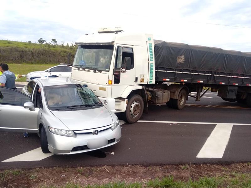 Acidente com carro e caminhão deixa ferido em Oscar Bressane