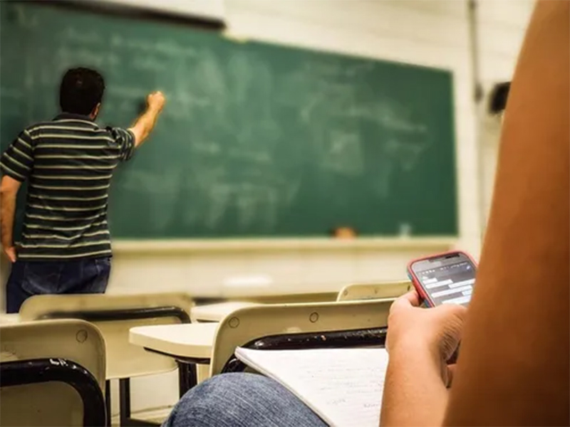 Alesp aprova projeto que proíbe uso de celular nas escolas do estado