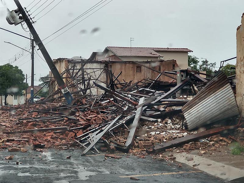 Tempestade causa destelhamento de casas e quedas de árvores em Quatá