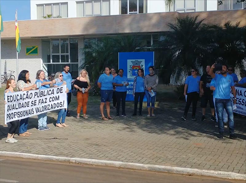 Professores protestam por reajuste do piso salarial em Paraguaçu Paulista