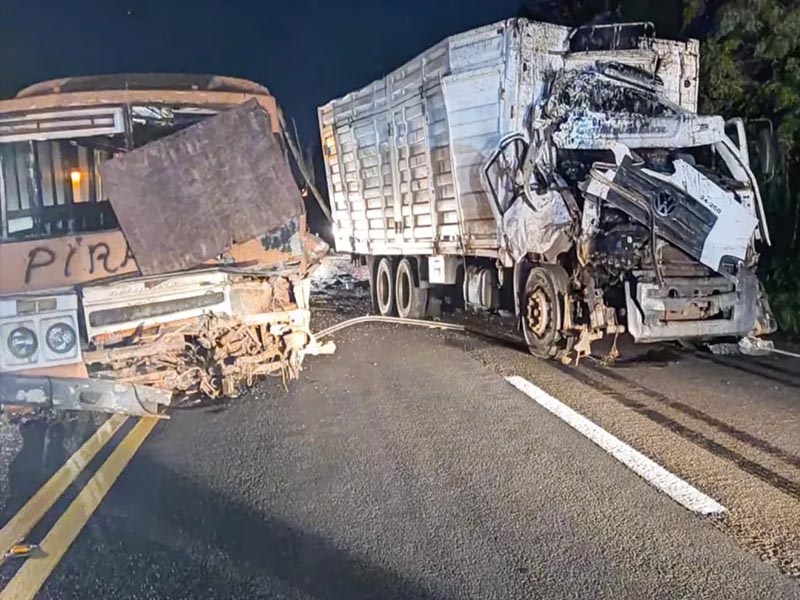 Duas pessoas ficam feridas após caminhão bater em ônibus levado por guincho em rodovia de Tupã