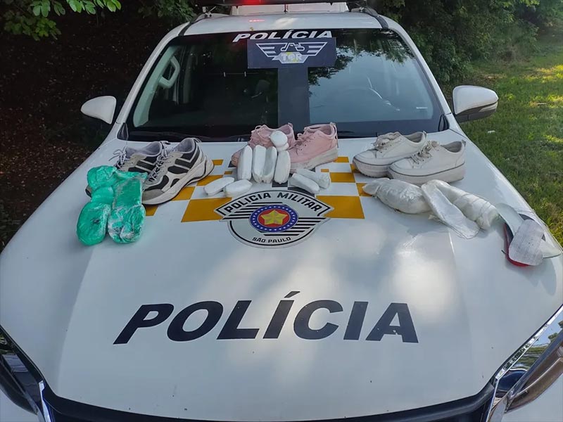 Três bolivianos da mesma família são presos com cocaína nos tênis e roupas em rodovia de Assis