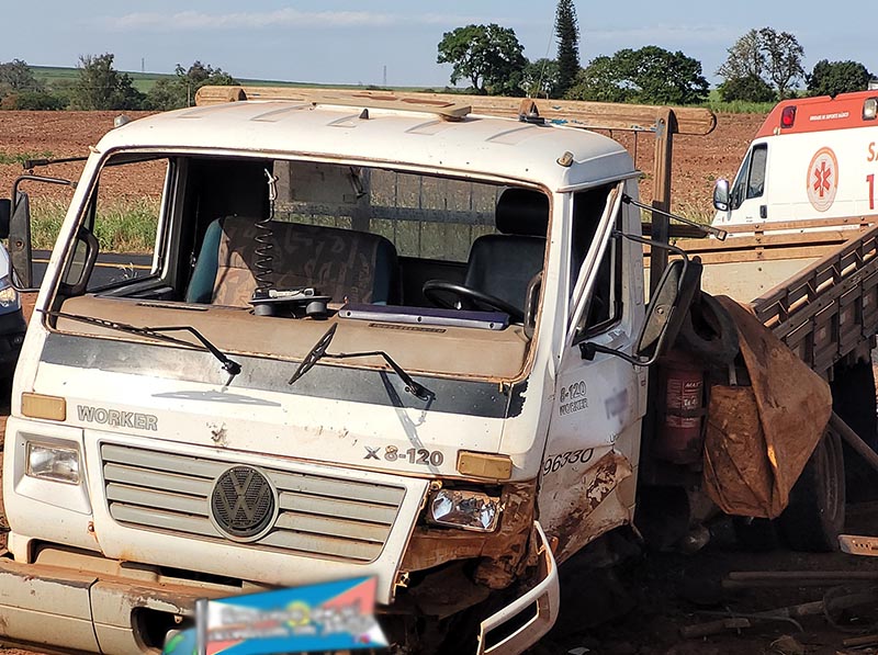 Batida frontal entre carro e caminhão mata mulher e deixa homem gravemente ferido em Jaú