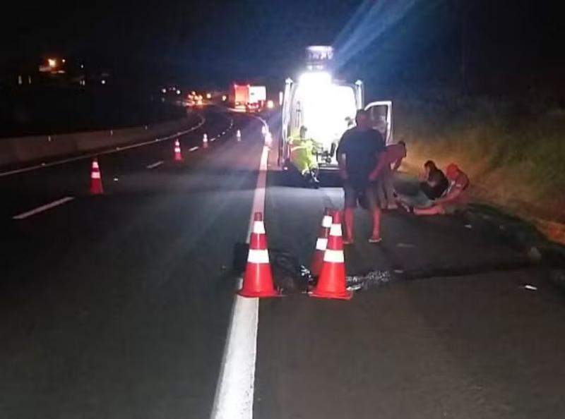 Homem morre após ser atropelado por carreta na rodovia em Garça