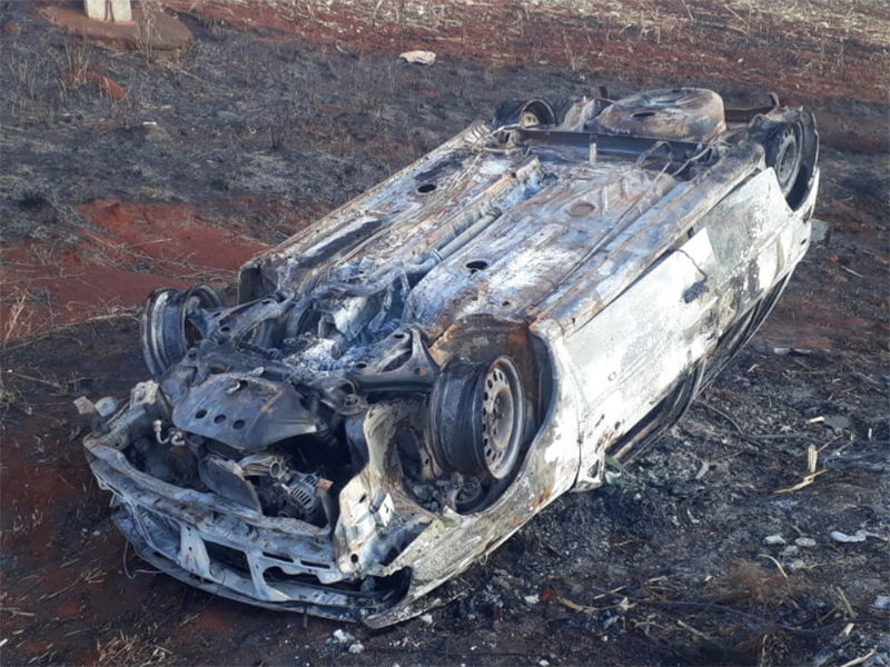 Carro é destruído por incêndio após pane elétrica em rodovia de Paraguaçu