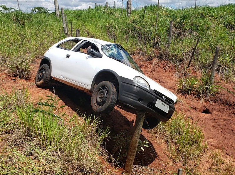 Motorista fica ferido após capotar veículo em rodovia de Rancharia