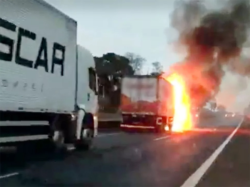 Carro prensado por caminhões pega fogo em rodovia e motoristas escapam ilesos em Assis