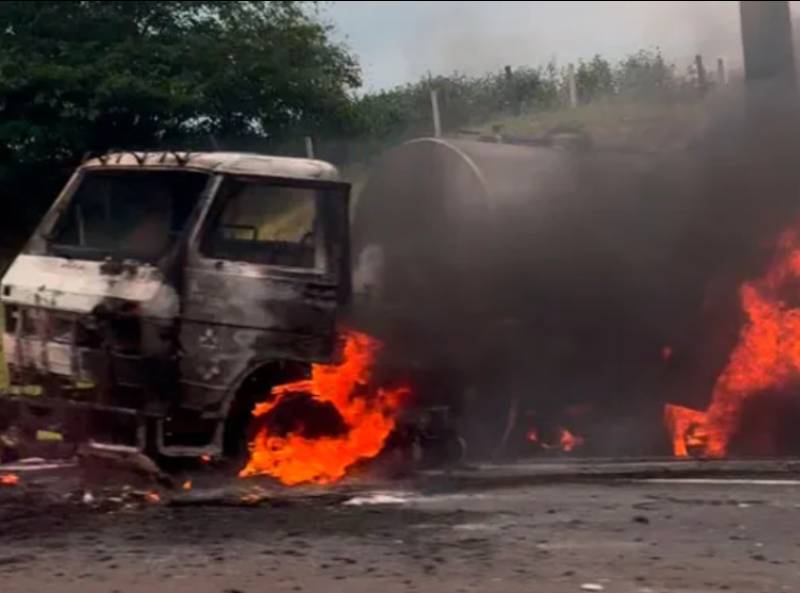 Caminhão tanque que transportava leite pega fogo na SP-333 em Marília