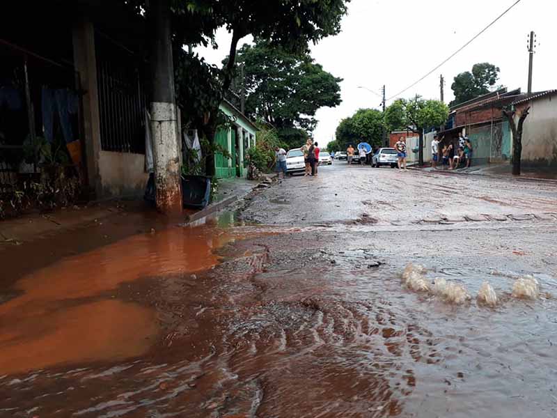 Temporal alaga ruas e casas em Maracaí e cidade entra em estado de calamidade
