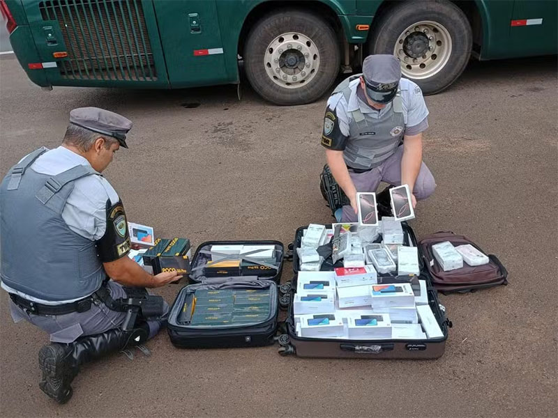 Polícia apreende mais de 100 celulares sem nota fiscal na bagagem de passageiro de ônibus em Assis