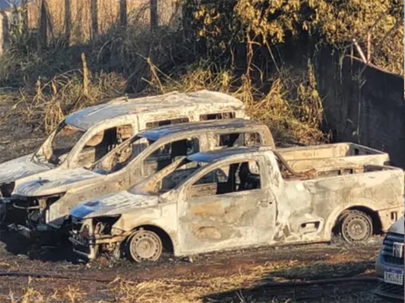 Incêndio destrói mais de 20 veículos de empresa de locação e venda de automóveis em Marília