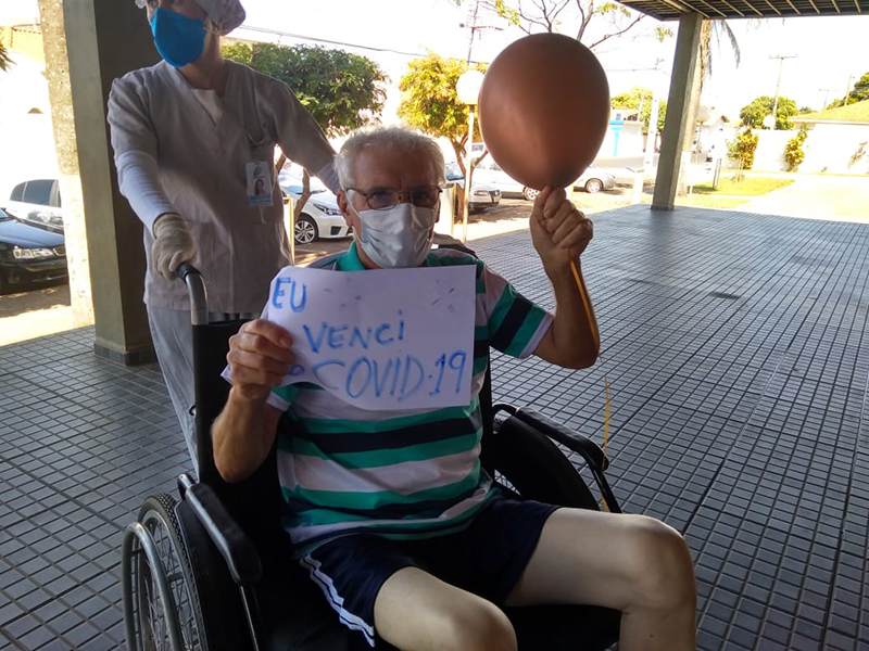 Com festa, homem de 59 anos recebe alta após se curar da Covid-19 em Paraguaçu Paulista