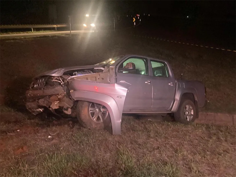 Três pessoas morrem após motorista perder o controle de caminhonete e cair em valeta de rodovia