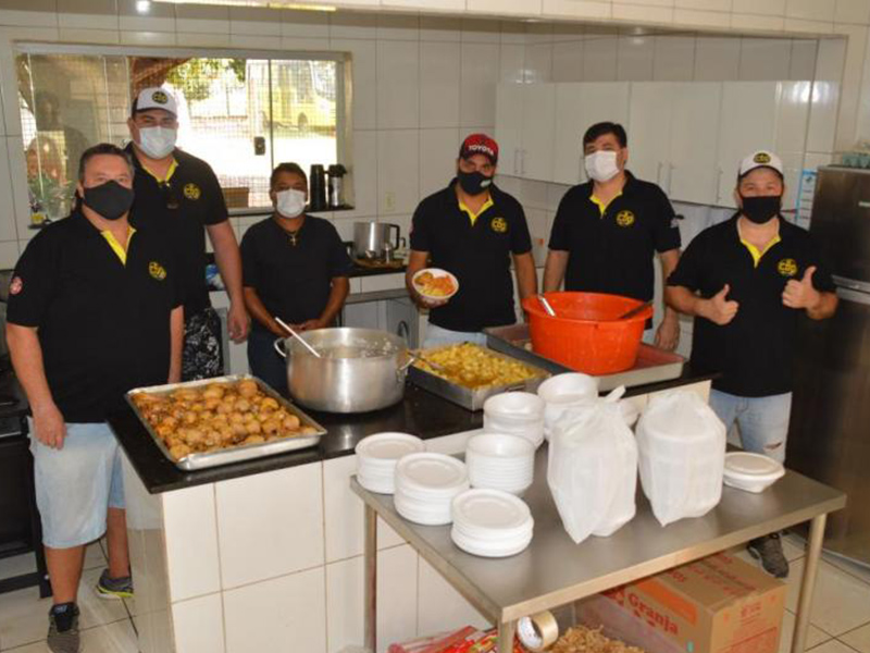 Grupo de amigos promove Almoço Solidário de Páscoa para mais de 200 pessoas