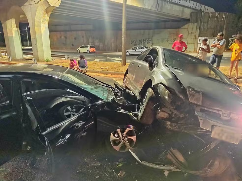 Veículo cai de viaduto e atinge outro carro em Bauru