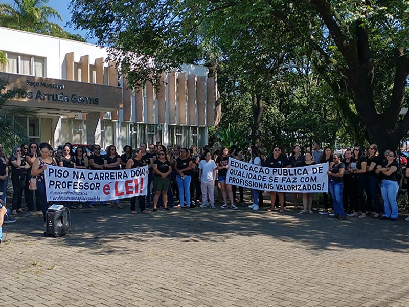 Professores de Paraguaçu Paulista fazem manifestação reivindicando piso salarial