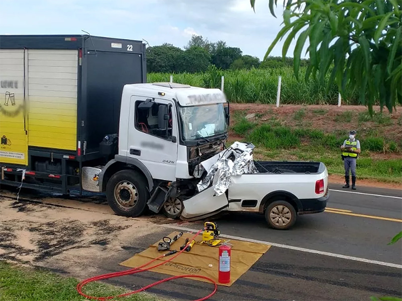 Motorista morre após bater de frente com caminhão em rodovia de Dois Córregos