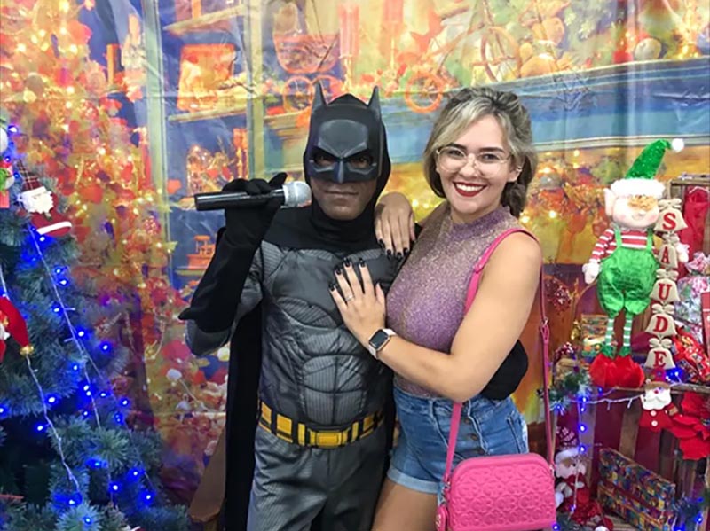 Nelson Batera, de Paraguaçu, faz sucesso como 'Batman do comércio' e ganha destaque regional