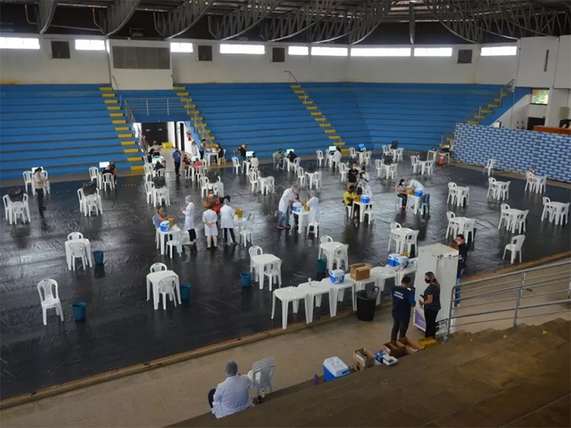 Marília antecipa calendário e começa a vacinar contra Covid pessoas a partir de 32 anos