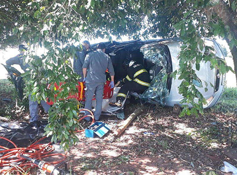 Carro com três mulheres capota em estrada vicinal de Quatá