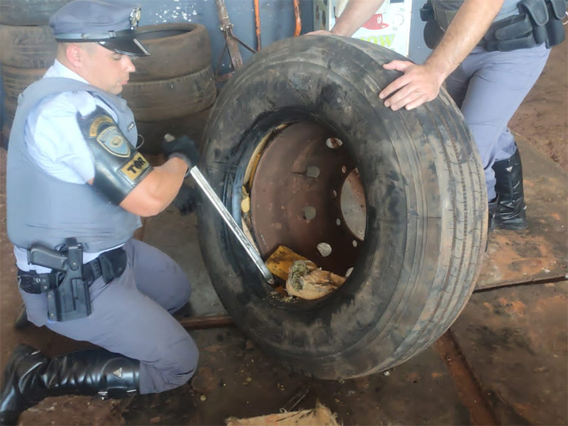 Caminhão é apreendido com drogas dentro dos pneus em Palmital