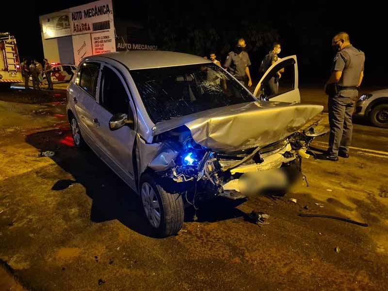 Motorista e menina de 10 anos morrem após carros baterem de frente no centro de Tupã