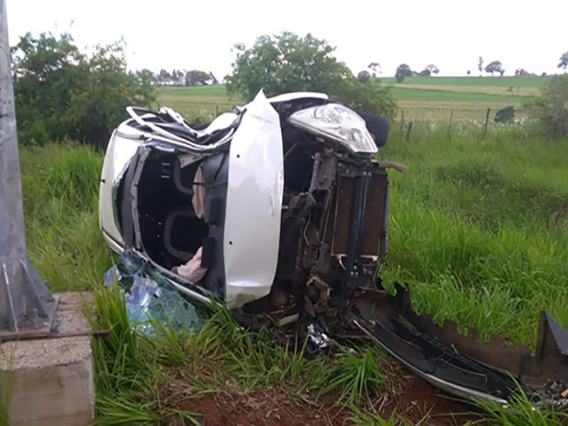 Capotamento de carro deixa motorista preso nas ferragens na SP-284, em Martinópolis