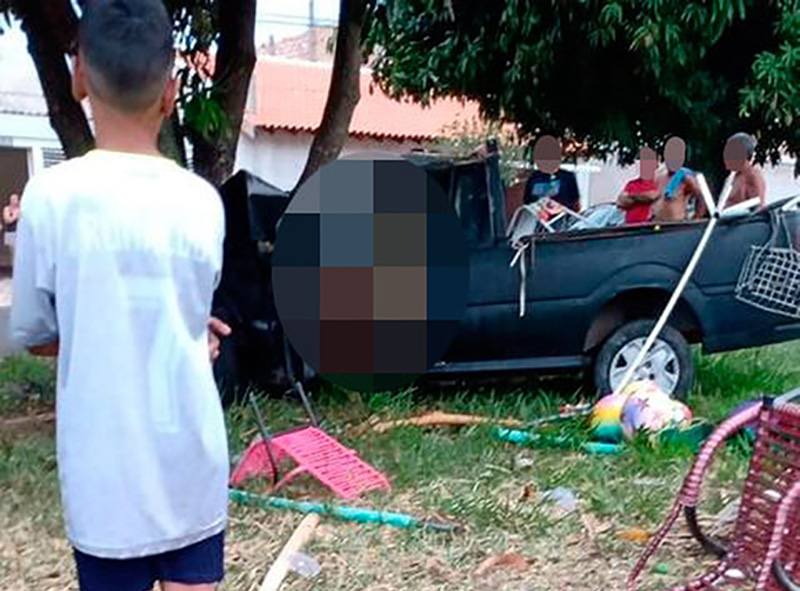 Casal morre após bater caminhonete em árvore no Santa Antonieta em Marília