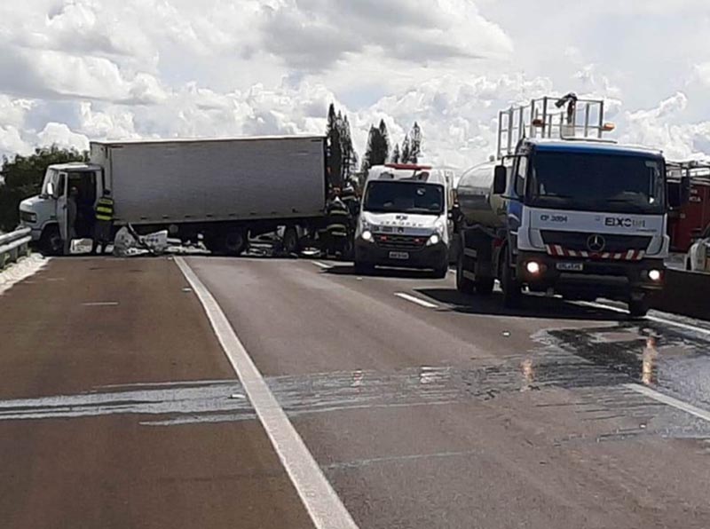 Viatura da Polícia Ambiental bate na traseira de caminhão em rodovia de Marília