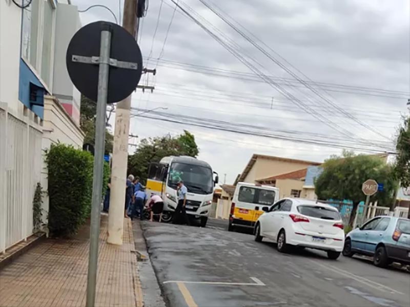 Motociclista se envolve em acidente com ônibus escolar em Assis