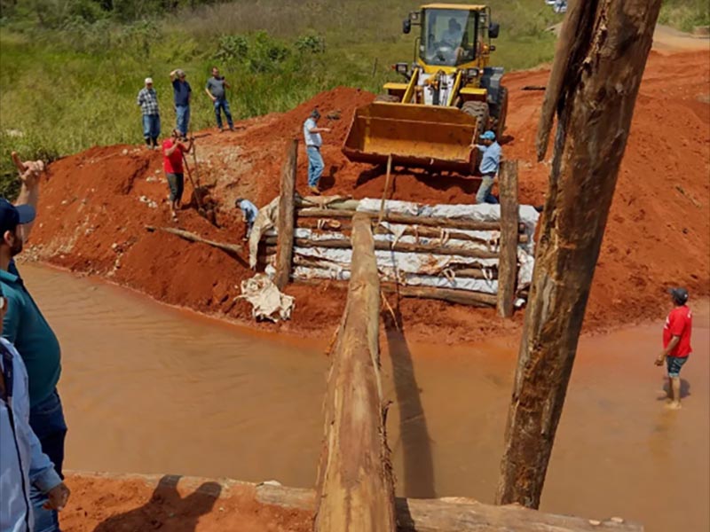 Produtores rurais de Quatá constroem ponte alternativa para restabelecer rota até Tupã