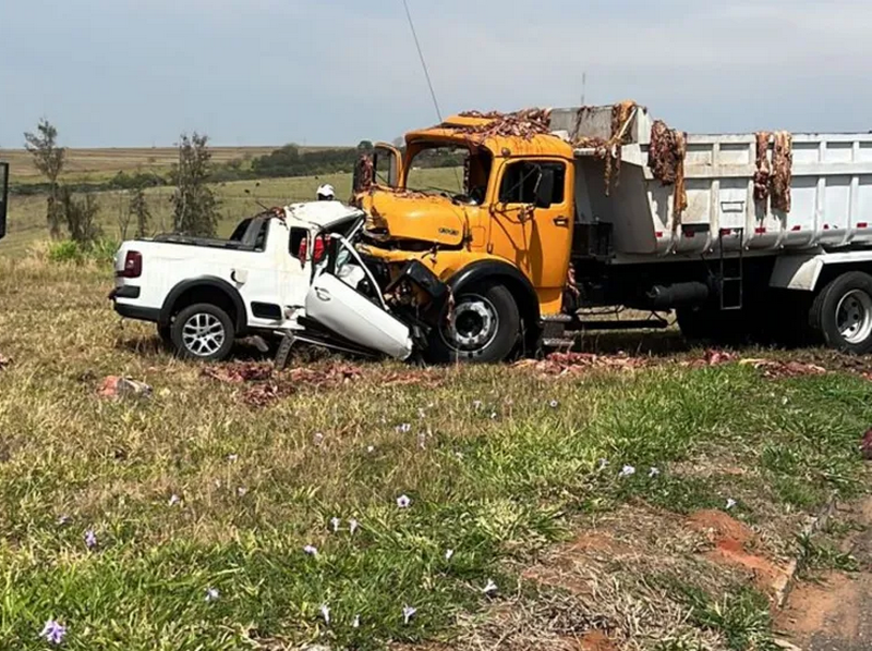 Acidente entre caminhonete e caminhão deixa um morto na BR-153, em Marília