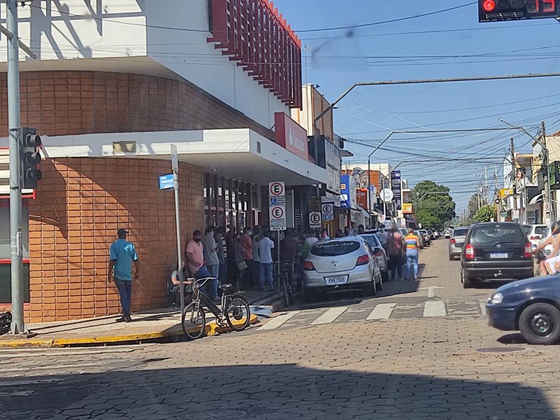 Filas em bancos e lotéricas geram aglomeração em Paraguaçu Paulista