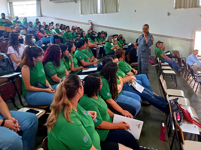 Auxiliares de Vida Escolar (AVE's) recebem capacitação