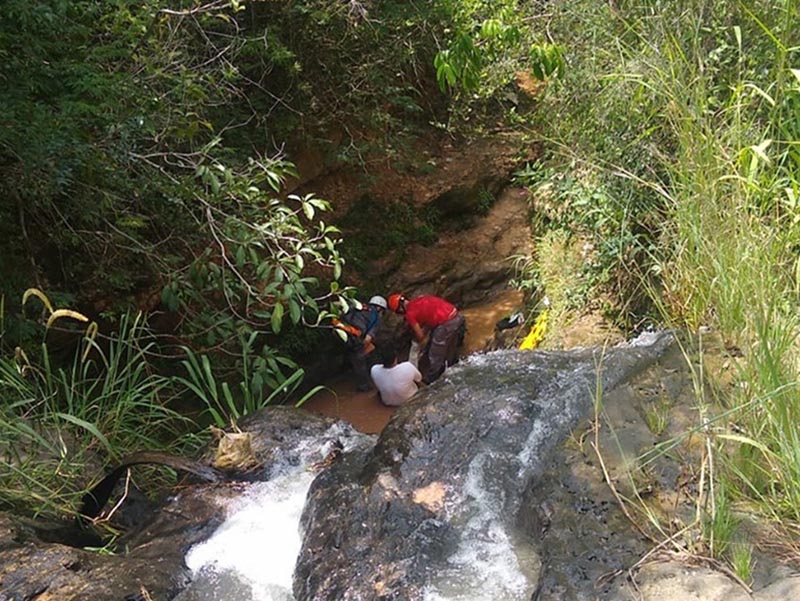 Homem ferido é resgatado por bombeiros e helicóptero da PM após queda em cachoeira de Garça