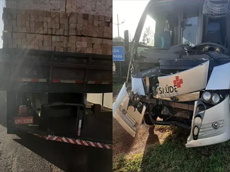 Micro-ônibus de Assis que transportava pacientes bate em traseira de caminhão na rodovia em Jaú