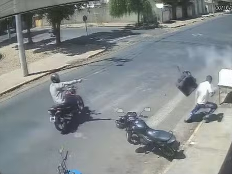 Entregador de marmitas é baleado por motociclista no interior de SP