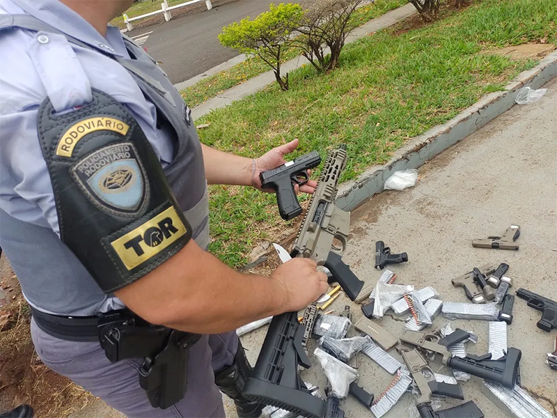 Casal é preso por tráfico de armas em rodovia de Florínea