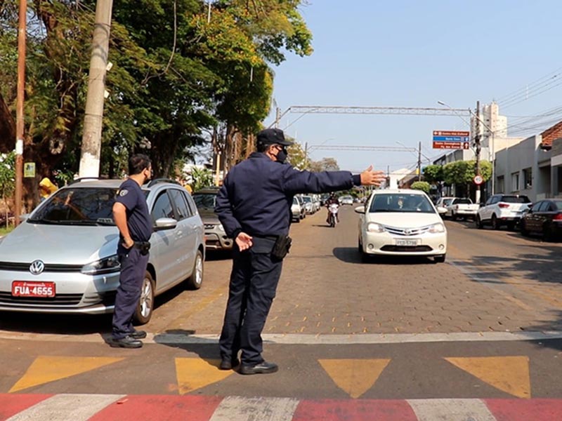 Guarda Municipal promove blitz para orientar condutores de veículos no centro de Paraguaçu